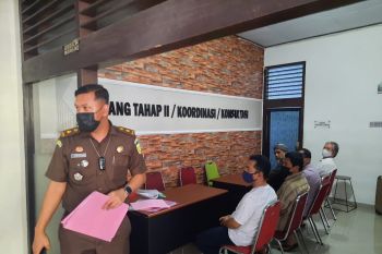 Kejari Jambi menerima tersangka penggelapan data Pertamina EP Jambi