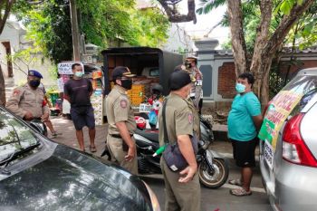 Satpol PP Bali mengingatkan pedagang bermobil tak lagi gunakan badan jalan