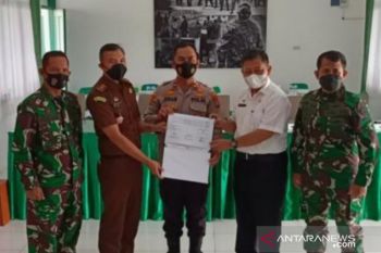 Kodim 0431/Bangka Barat salurkan bantuan tunai kepada pedagang kaki lima