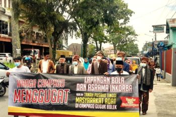 Tokoh Adat Kurai Bukittinggi bersama masyarakat serahkan surat gugatan sengketa tanah dengan TNI ke Pengadilan