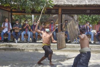 Wisatawan Tonton Atraksi Presean Lombok