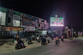 Tidak kebagian tiket masuk, masyarakat tonton penutupan PON Papua di pinggir Jalan Sentani
