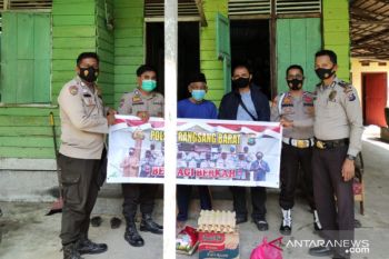 Program berbagi berkah, satu warga paruh baya di Meranti terima bantuan sembako
