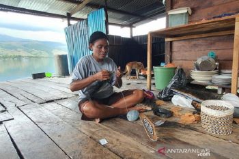 Visiting Asei Village, the home of bark craftsmen in Papua