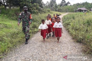 Personel TNI jalan santai bersama siswa SD Boven Digoel