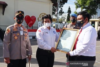 Berkinerja baik dalam penanganan kasus perempuan dan anak, Kapolres dan Personel Polres Bukittinggi terima penghargaan