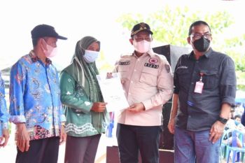 Wagub Kalteng serahkan sertifikat PTSL Food Estate kepada masyarakat