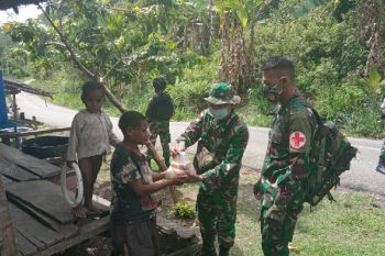 Satgas TNI Yonif 403 bagikan sembako untuk warga di perbatasan RI-PNG