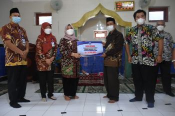 Pemkab Sleman menyerahkan dana hibah keagamaan