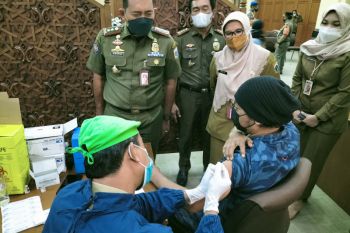 Satpol PP jemput ratusan PMKS di Jakbar untuk ikut vaksin massal