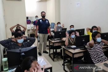 Gunakan aplikasi resmi cegah jeratan  pinjol ilegal