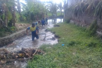 PUPR Mataram memasang jaring tangani sampah Sungai Jangkuk