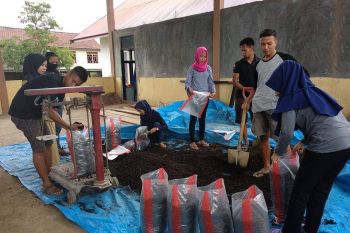 Warga Kolaka kembangkan pupuk kompos