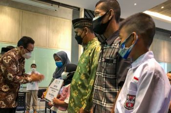 Baznas Yogyakarta menyalurkan bantuan untuk anak yatim karena COVID-19