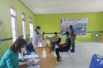 Personel TNI bantu vaksinasi COVID-19 warga Deiyai Papua