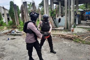 Tim Jibom Brimob evakuasi mortir dari permukiman warga Manokwari