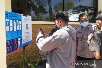 Polres Kupang Kota wajibkan penerima layanan wajib miliki aplikasi peduli lindungi