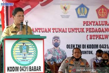 Bantuan tunai mulai disalurkan kepada pedagang kaki lima di Bangka Barat