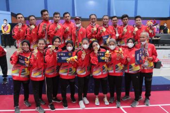 Plt Gubernur Sulsel serahkan bonus medali PON