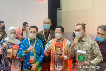 Kunjungi stan Meranti, Mendagri Tito : Saya mau konsumsi beras sagu