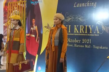 Peragaan busana meriahkan peluncuran AIRA Fashion on The Spot 2021
