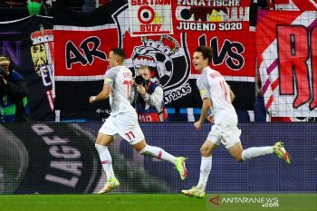 Noah Okafor bimbing Salzburg  bekap Wolfsburg