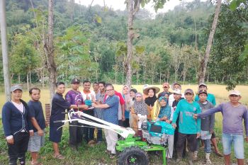 Enam bantuan bidang pertanian dari Anggota DPR RI untuk warga di Solok Selatan
