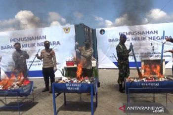 Bea Cukai Kendari musnahkan rokok dan minuman keras ilegal senilai Rp4 miliar