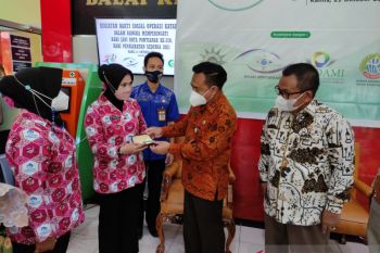 Kadinkes Kota Pontianak mengimbau masyarakat alami katarak lapor Dinkes