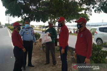 Kemenkumham Sultra bagi sembako ke masyarakat peringati HDKD ke-76