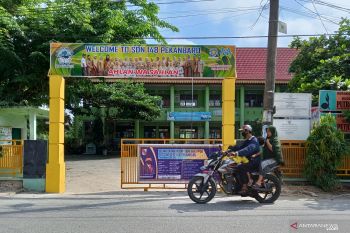 Pekanbaru hentikan proses belajar dua sekolah langgar prokes