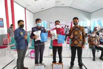 Rudenim dan Lapas Makassar bagi paket "new normal kit" peringati HDKD Kemenkumham