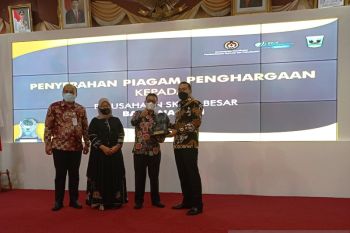 Wagub Sumbar serahkan penghargaan Paritrana Award kepada Bank Nagari