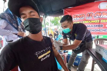 Serbuan Vaksinasi malam hari, upaya Polres Bukittinggi permudah warga dapat vaksin