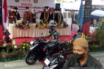 Poltekpar Lombok menggelar wisuda ala pebalap MotoGP