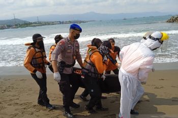 Tim SAR temukan jasad wisatawan tenggelam di Pantai Karangnaya