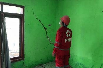 Warga Cigulusur Sukabumi terancam kehilangan rumah karena pergerakan tanah