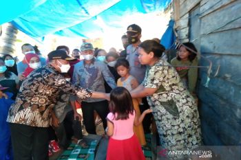 Menko PMK berbagi sembako-masker kepada warga kurang mampu di Kendari