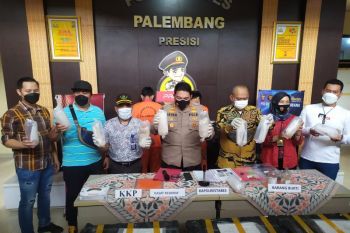 Petugas tangkap dua tersangka penyelundupan benih lobster senilai Rp15 miliar