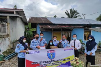 Rutan Lubuk Sikaping bagikan paket sembako kepada warga terdampak COVID-19
