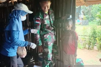 Satgas TNI Yonif 403-Puskesmas Ubrub beri layanan kesehatan anak di perbatasan