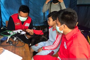 PMI Sukabumi tangani pengungsi korban tanah bergerak di Kampung Cigulusur