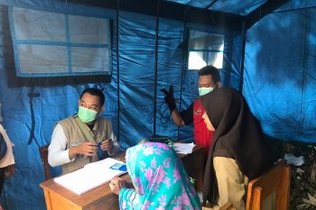 Sejumlah warga Cigulusur Sukabumi mengungsi akibat likuifaksi