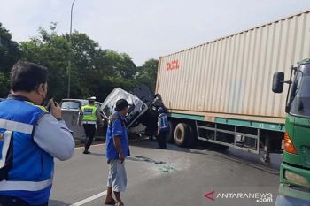 Nahas! Dua mobil tergencet truk kontainer di tol Semarang