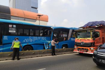 Polisi sebut tiga orang tewas dan 30 luka dalam kecelakaan TransJakarta di Cawang