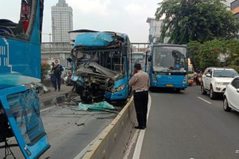Tabrakan dua bus TransJakarta menewaskan satu penumpang