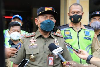 Satpol PP DKI Jakarta tindak lima kafe pelanggar prokes di Jakarta Utara