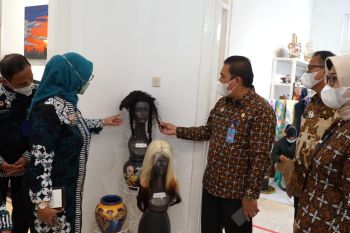 Kanwil Kumham DIY memamerkan seratusan karya kerajinan warga binaan