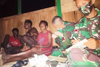 Satgas TNI Yonif 403 obati warga sakit malaria di perbatasan RI-PNG