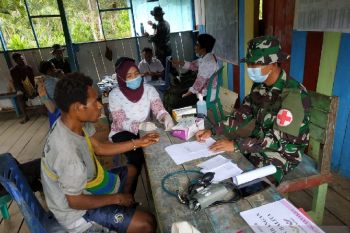 Satgas TNI Yonif 403 beri layanan kesehatan posyandu warga perbatasan RI-PNG